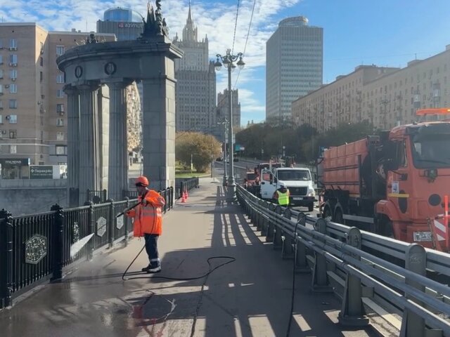 В Москве провели промывку Бородинского моста