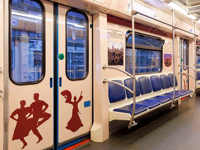 В московском метро запустили поезд к 90-летию ансамбля Игоря Моисеева